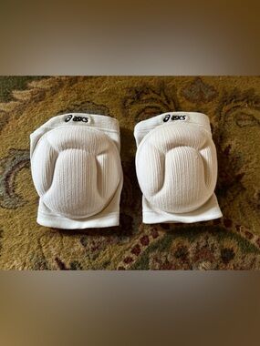 Asics White Padded Knee Pads - Protective Sports Knee Sleeves
